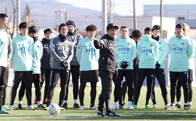 松本山雅「霜田スタイル」始動 今季初練習に全34選手が参加｜信濃毎日