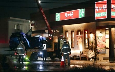 店に車突っ込み運転手死亡 岡山 飲食中の小６男児ら３人けが 信濃毎日新聞デジタル 信州 長野県のニュースサイト