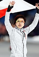 平昌五輪女子１０００メートルで銀メダルに輝き、笑顔で声援に応える＝２０１８年２月１４日