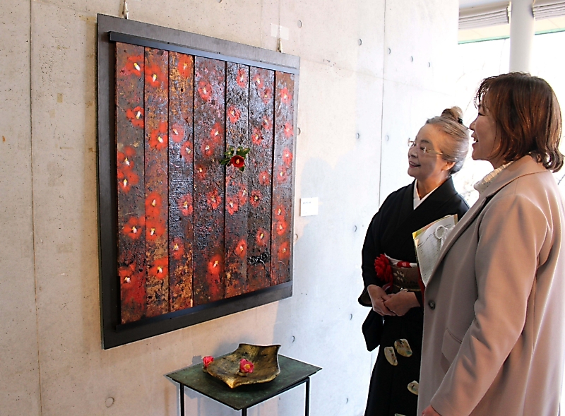 片岡鶴太郎さんが伊那市高遠町で作品展 地元の生け花作家、唐木さんと