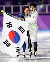 金メダルが決まった後、涙を流す銀メダルの李相花選手を抱きかかえて健闘をたたえ合った＝２０１８年２月１８日
