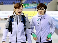 平昌五輪までの約１年間を支えてくれた親友の石沢志穂さん（左）