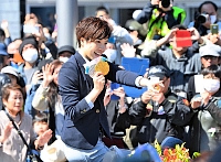 茅野市で行われた祝賀パレードで沿道を埋めた大勢の人たちの祝福に応える＝２０１８年３月２５日