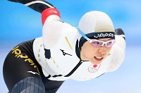 大会前に右足首を捻挫し、歯を食いしばって滑った北京五輪の女子５００メートル＝２０２２年２月１３日