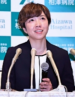 現役引退を表明し、涙をこらえながら臨んだ記者会見＝２０２２年４月１２日