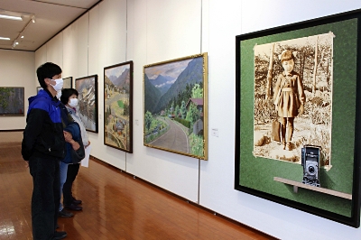 山村や人物、写実的に表現 南信一水会が伊那市で作品展｜信濃毎日新聞