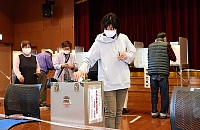 県議選の投票をする有権者＝９日午前１０時３６分、長野市大豆島