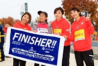 松本マラソンでスターターを務めた後、ゴールで最終走者を迎えて記念撮影（右から２人目）＝２０２２年１１月１３日