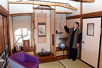 滞在中に創作した画家らの作品を飾るラウンジ「美」。旅館の歴史を感じながらくつろいでもらう