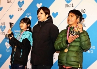 茅野ジュニア競技会で小学６年の優勝者に「小平奈緒杯」を授与＝２０２３年１月８日