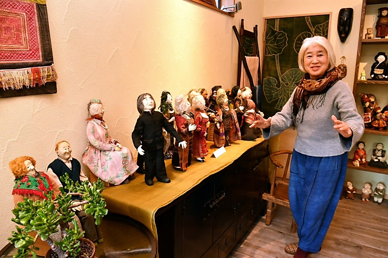 原村の人形作家古田文さん、自宅のアトリエを一般公開｜信濃毎日新聞