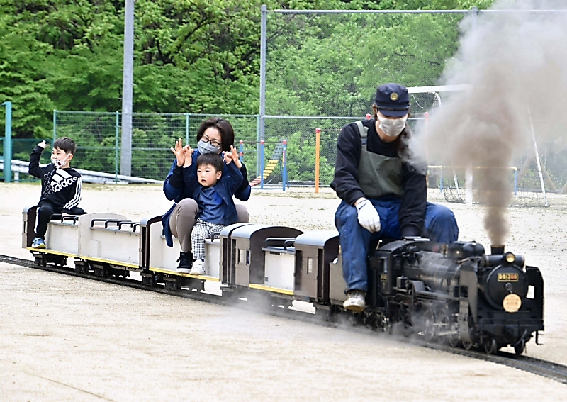 SLで届ける笑顔 「化粧直し」記念、ミニSL乗車や汽笛の体験会