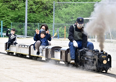 SLで届ける笑顔 「化粧直し」記念、ミニSL乗車や汽笛の体験会