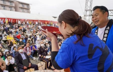 酒豪集い飲みっぷり競う、高知 4年ぶりに「どろめ祭り」|信濃毎日新聞デジタル 信州・長野県のニュースサイト