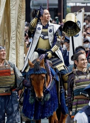 松本潤さんらが騎馬武者行列 「浜松まつり」、県警は厳戒態勢