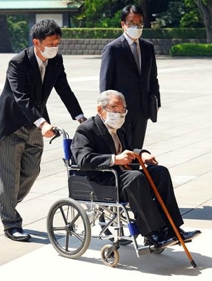 皇居で大綬章親授式 岡田元ジャスコ社長ら｜信濃毎日新聞
