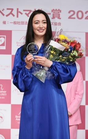 仲間さん、AIさんら受賞 第15回ベストマザー賞｜信濃毎日新聞