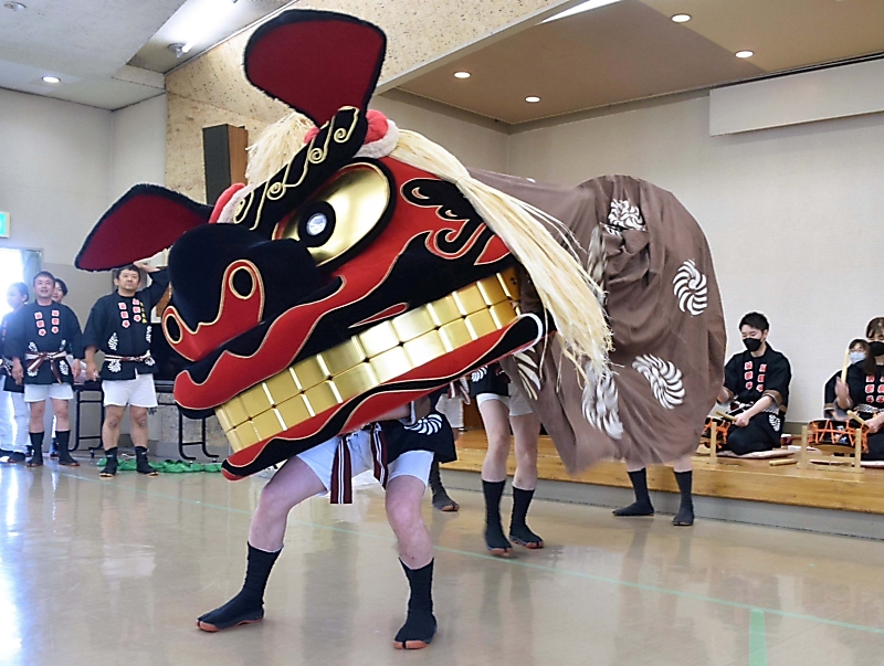 4代目獅子頭 完成祝う舞 千曲市稲荷山地区「勇獅子保存会」が祝賀会