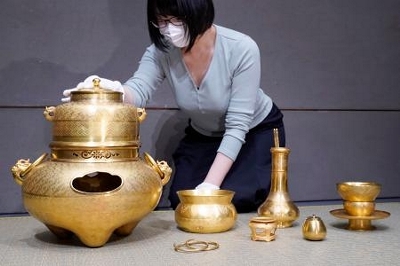 黄金の茶道具」一式に3億円 秀吉ゆかり？の品々、競売で落札｜信濃