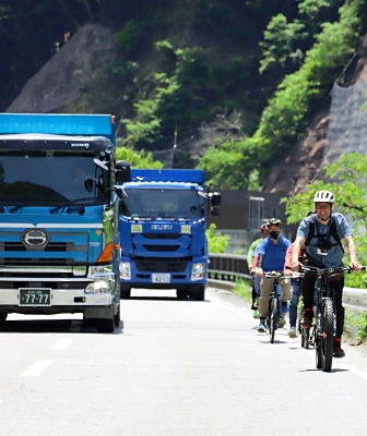ダンプ運転手と自転車愛好家 立場入れ替え乗車体験 大鹿、リニア残土