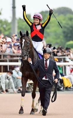 4番人気ソングラインが連覇 史上3頭目、競馬の安田記念｜信濃