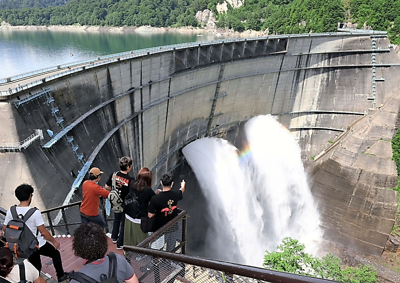 夏を呼ぶ迫力の水しぶき 60周年の黒部ダム、観光放水始まる【動画・写真複数付き】|信濃毎日新聞デジタル 信州・長野県のニュースサイト