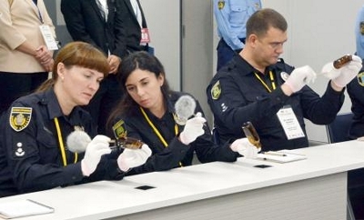 ウクライナ　ウクライナ警察　制服　民警　警察 警視庁で指紋採取を体験 ウクライナ警察、鑑識部門の研修｜信濃