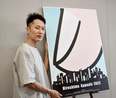 平和訴えるポスター発表 巨大な指先、核の今描く｜信濃毎日新聞