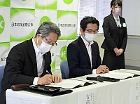 覚書に調印する吉沢理事長（左）と山口支店長