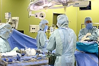 県立こども病院で７月上旬に行われた側弯症の手術。昨年１０月から、月に１回ほど、高橋淳さん（右）ら信州大病院の医師とこども病院の医療スタッフが合同で行っている（県立こども病院提供）