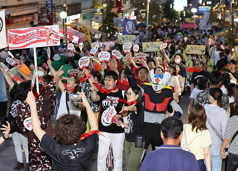 赤いマフラーなびかせ「最高だゼーット！」 小諸市「ドカンショ」 水木