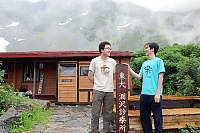 診療所での活動について話す大橋さん（左）と佐藤さん