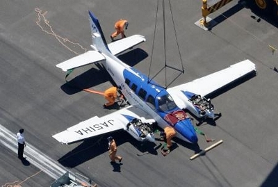 大分空港で小型機が胴体着陸 3人けがなし、滑走路閉鎖｜信濃毎日新聞
