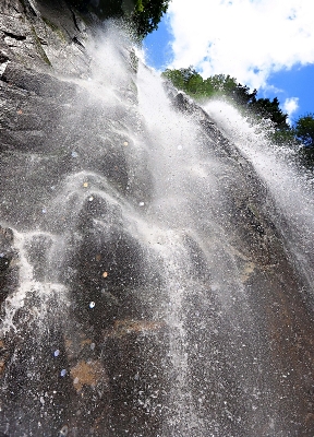 涼風感じる不動滝、高さ約50メートルからの水しぶき 高森町｜信濃