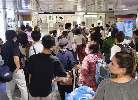 駅に人あふれ、新幹線内で足止め 運転見合わせ、最大5時間半|信濃毎日新聞デジタル 信州・長野県のニュースサイト