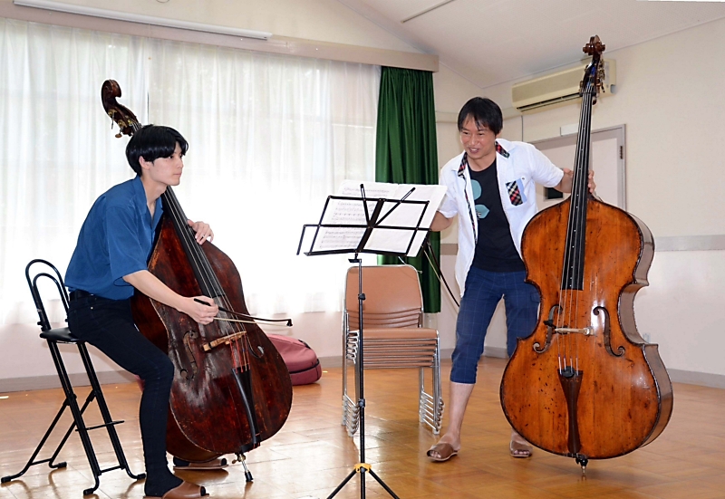 安曇野市でコントラバス合宿 SKOメンバーの奏者・幣さん 「音楽の