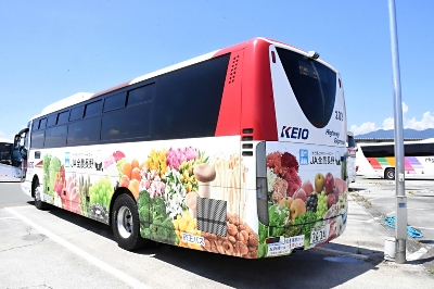 長野の農畜産物を「走って」PR 高速バスをラッピング アルピコ交通