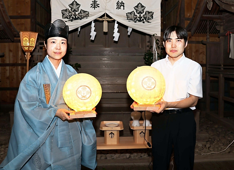 禰宜・坂井さんを同級生応援 都内から飯田にUターン あんどん1対奉納|信濃毎日新聞デジタル 信州・長野県のニュースサイト