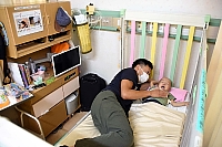 小児がんの一つ「横紋筋肉腫」で闘病してきた角田与喜ちゃんと、ベッドで添い寝する父の翔さん。こども病院では、付き添いの環境改善や配慮について家族からの要望は多い