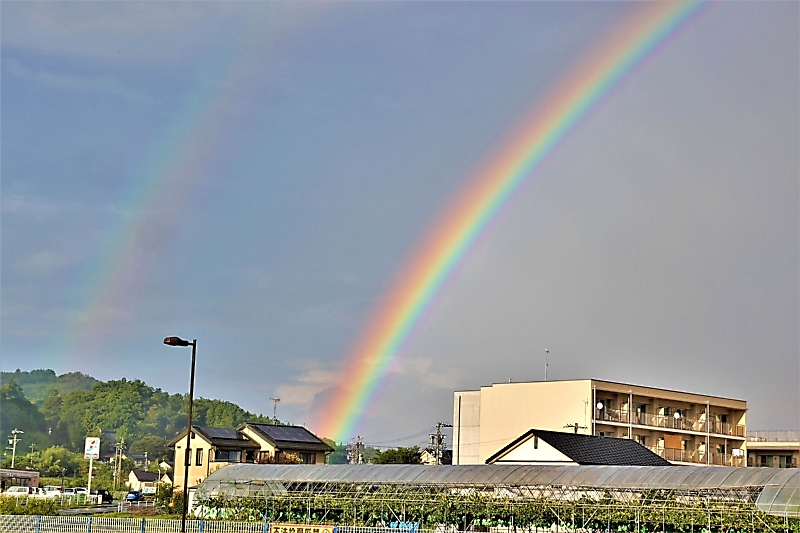 雨上がりに二重の虹出現 一瞬の幸せに 「きれい」「すごーい」 長野市