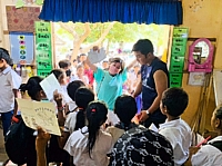 カンボジアの学校で企画したイベントで子どもたちと交流する大西彩桜さん（中央）＝２０２２年８月（大西さん提供）