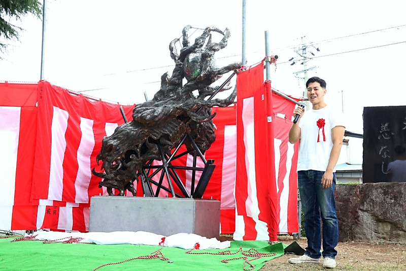 龍が「力強いメッセージ」 須坂高校創立100周年 オブジェお披露目 