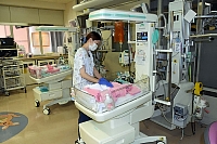 県立こども病院のＮＩＣＵで赤ちゃんを見守る看護師。多くのスタッフが子どもの命と向き合ってきた