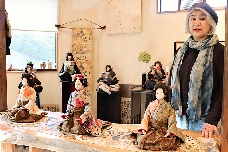 ひな人形にアジアの彩り 原村で作品展 伝統衣装を再利用｜信濃毎日新聞