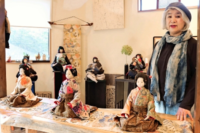ひな人形にアジアの彩り 原村で作品展 伝統衣装を再利用｜信濃毎日新聞
