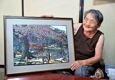 還暦過ぎて、独学で学んだ切り絵にこめる地元の魅力 須坂市の84歳