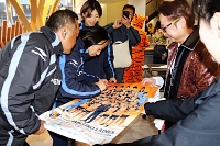 配ったポスターにサインするＡＣ長野の選手ら