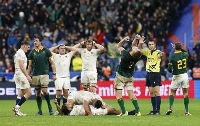 　イングランドに逆転勝ちし喜ぶ南アフリカのデュトイ（７）ら。左端はイングランドのファレル＝サンドニ（共同）