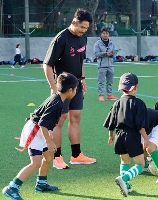 　ラグビー教室で指導をする、日本代表の姫野和樹選手＝２８日午後、福岡県久留米市
