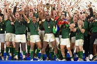 　ラグビーＷ杯フランス大会の決勝でニュージーランドに競り勝ち、４度目の優勝を果たして大喜びする南アフリカの選手たち。中央は優勝杯「ウェブ・エリス・カップ」を掲げるコリシ主将＝２８日、パリ郊外サンドニ（ゲッティ＝共同）